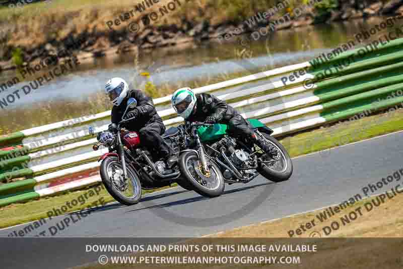 Vintage motorcycle club;eventdigitalimages;mallory park;mallory park trackday photographs;no limits trackdays;peter wileman photography;trackday digital images;trackday photos;vmcc festival 1000 bikes photographs